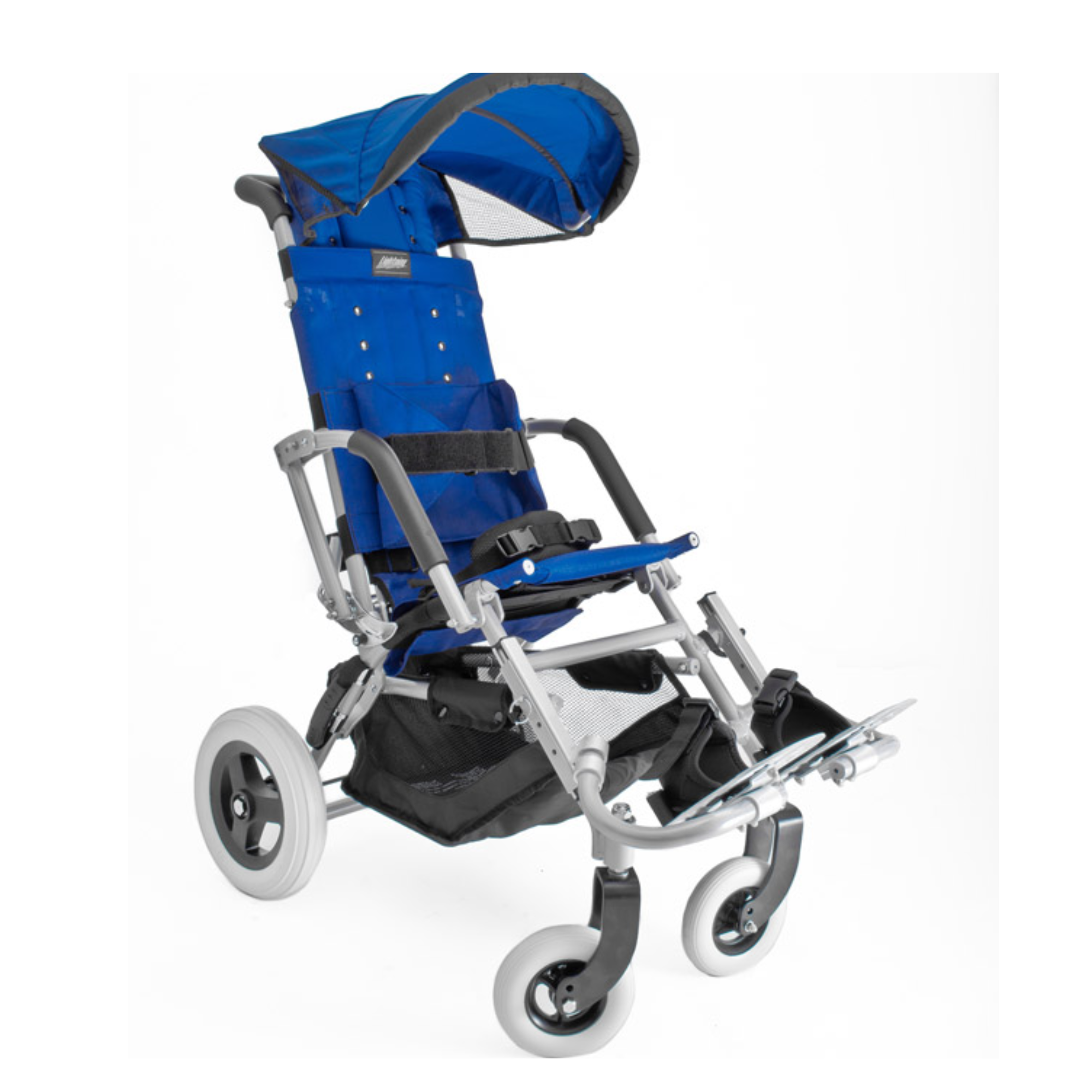 Coche de posicionamiento pediátrico azul en vista tres cuartos, con capota, cinturón de sujeción, apoyabrazos y canasta bajo el asiento