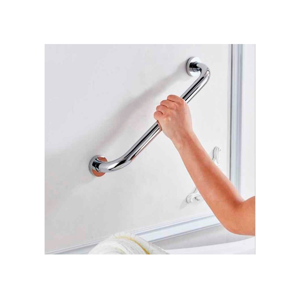 Persona tomando con la mano una barra de seguridad cromada instalada en un muro blanco