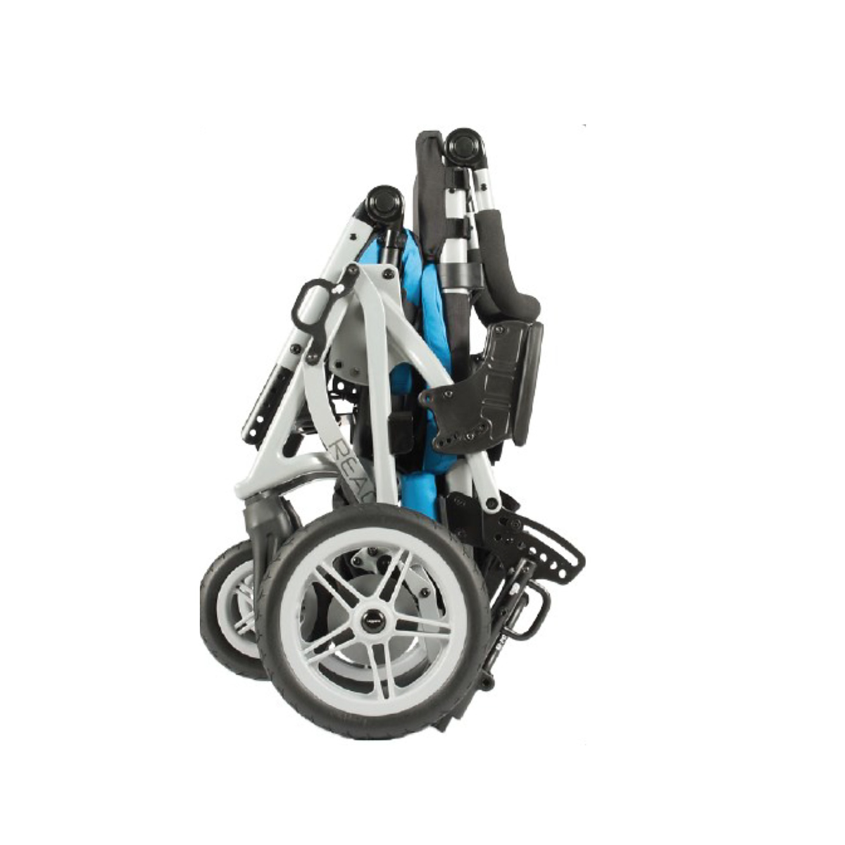 Coche Reach azul plegado, compacto y de pie sobre sus propias ruedas