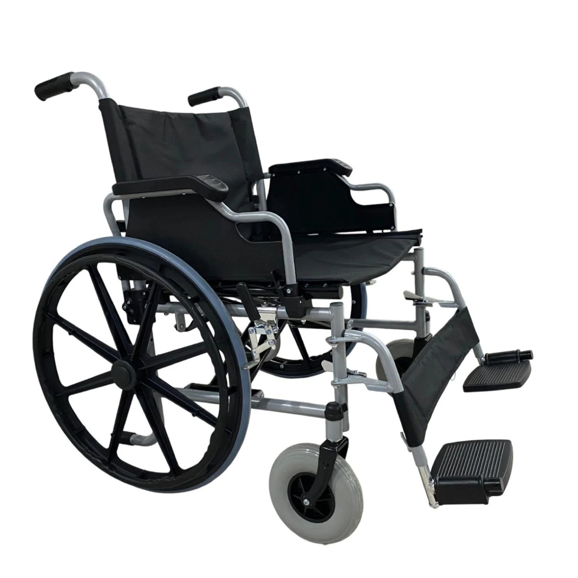 Silla de ruedas bariátrica sin el cojín, se ve el asiento y el respaldo de nylon negro