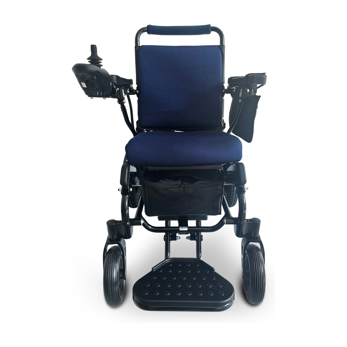 Silla de ruedas eléctrica vista de frente, con la plataforma de apoya piés desplegada