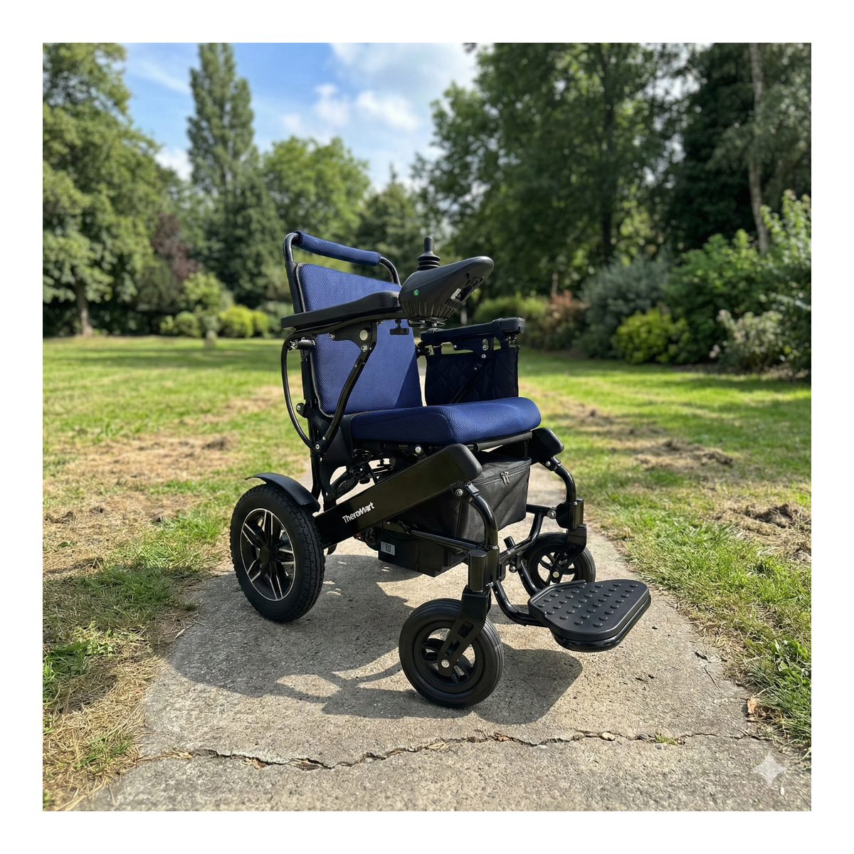 Silla de ruedas motorizada en el sendero de un parque