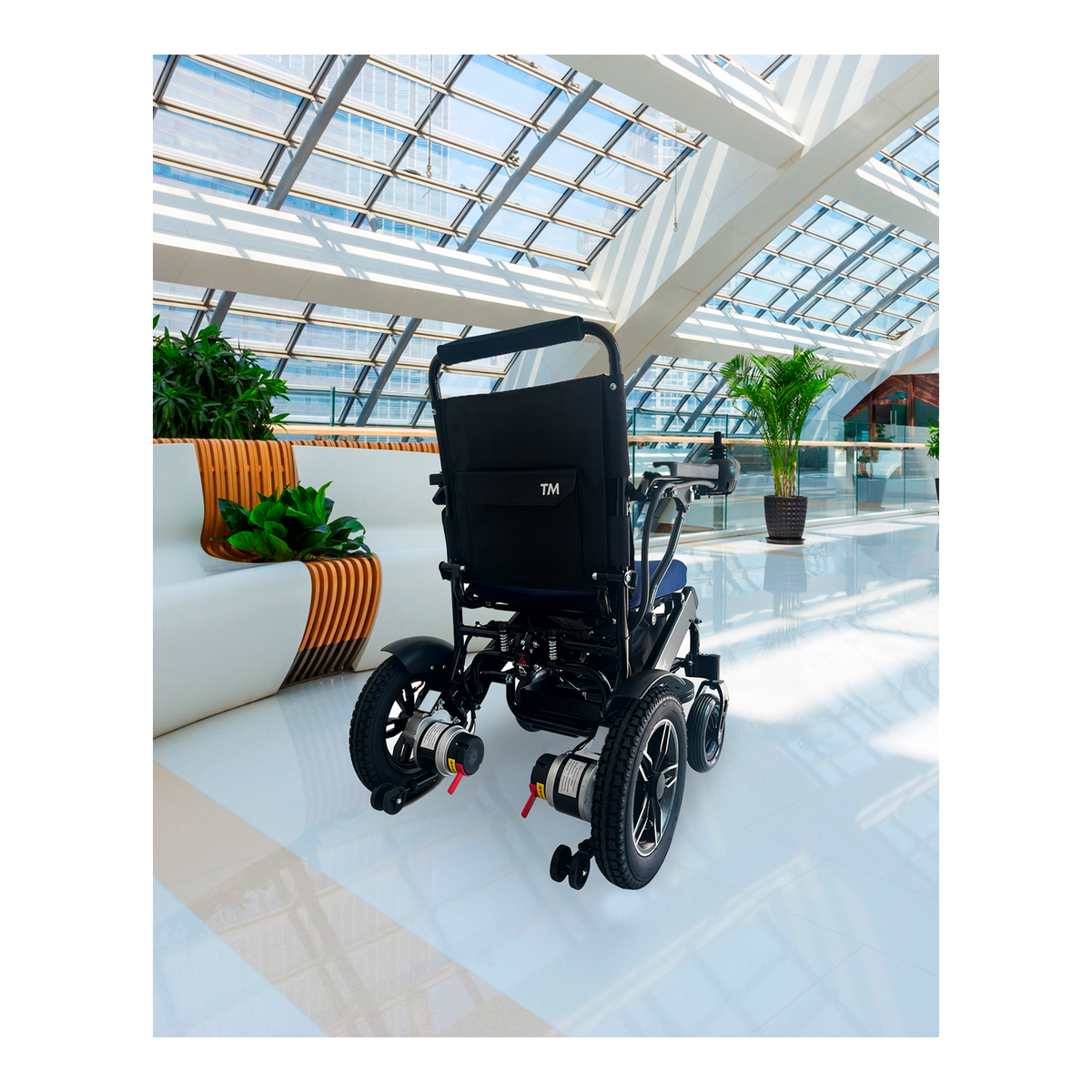 Silla de ruedas eléctrica dentro de un centro comercial