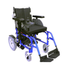 Silla de ruedas eléctrica con marco azul, joystick en el apoya brazos derecho y apoya pies extendidos.