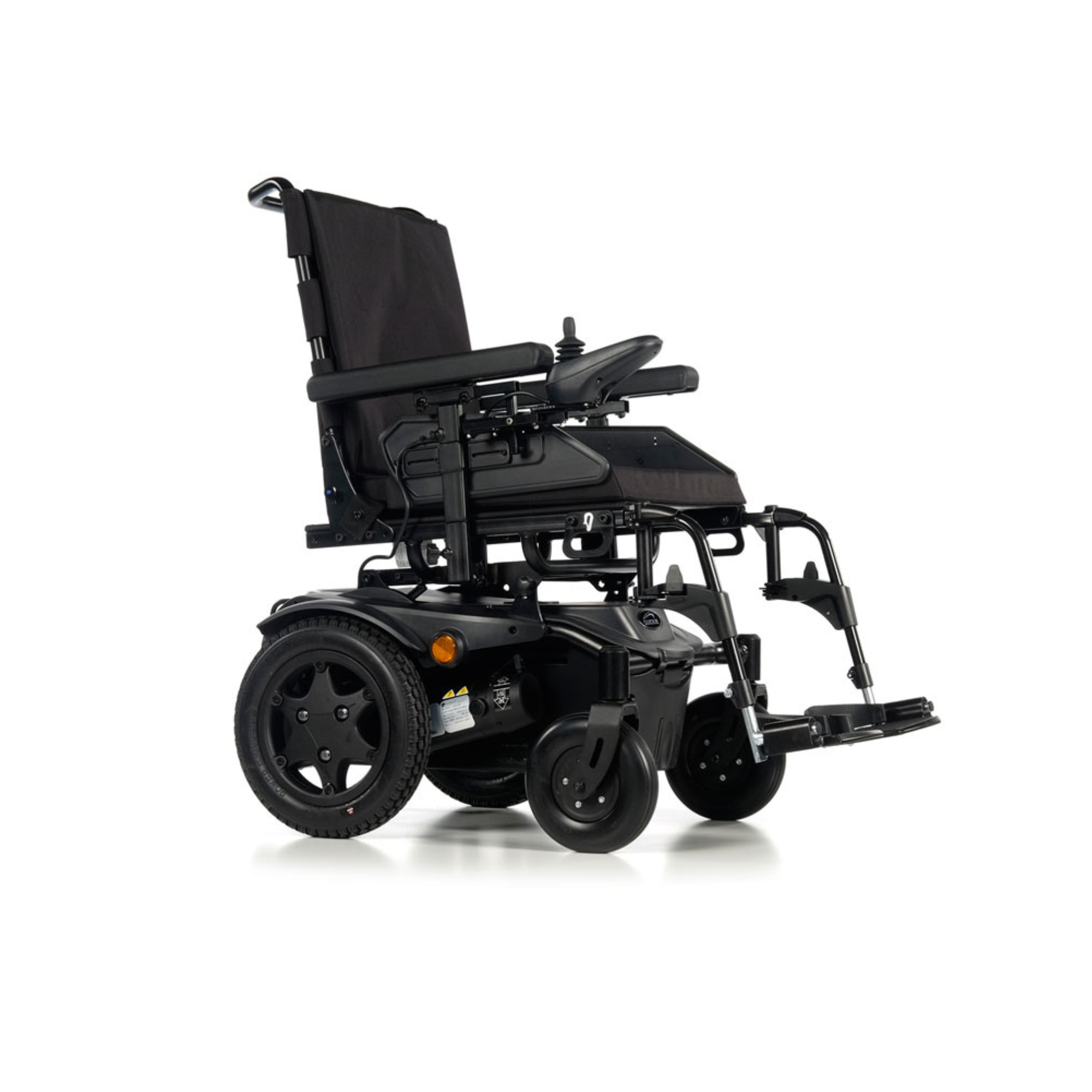 Silla de ruedas eléctrica Q100 R negra vista de tres cuartos, con joystick en el apoyabrazos derecho