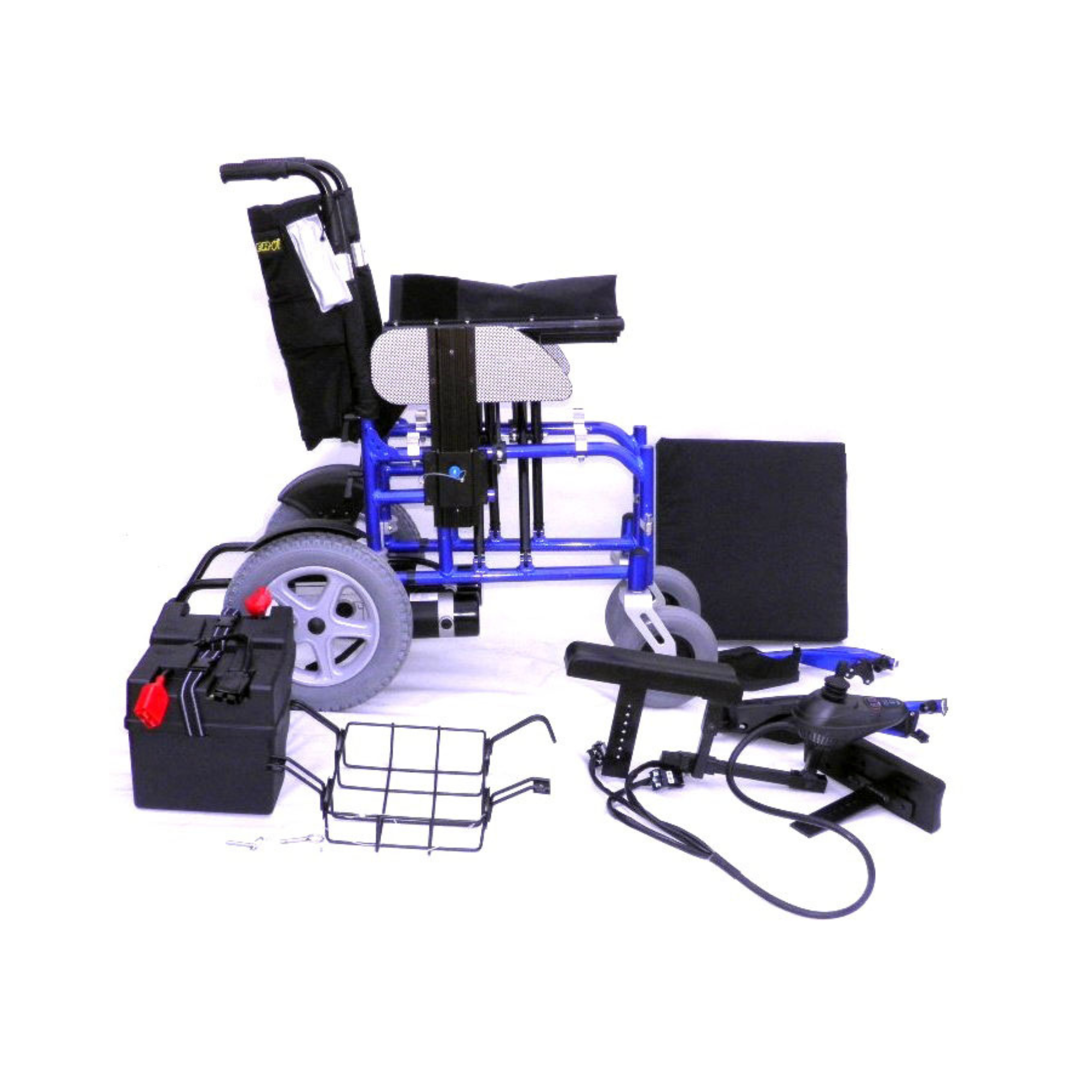 Silla de ruedas eléctrica plegada junto a la batería, la rueda trasera, el joystick y los apoya brazos desmontados.