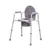 Baño portátil gris con apoyabrazos acolchados, panel trasero con ranuras, asiento con abertura y recipiente debajo.