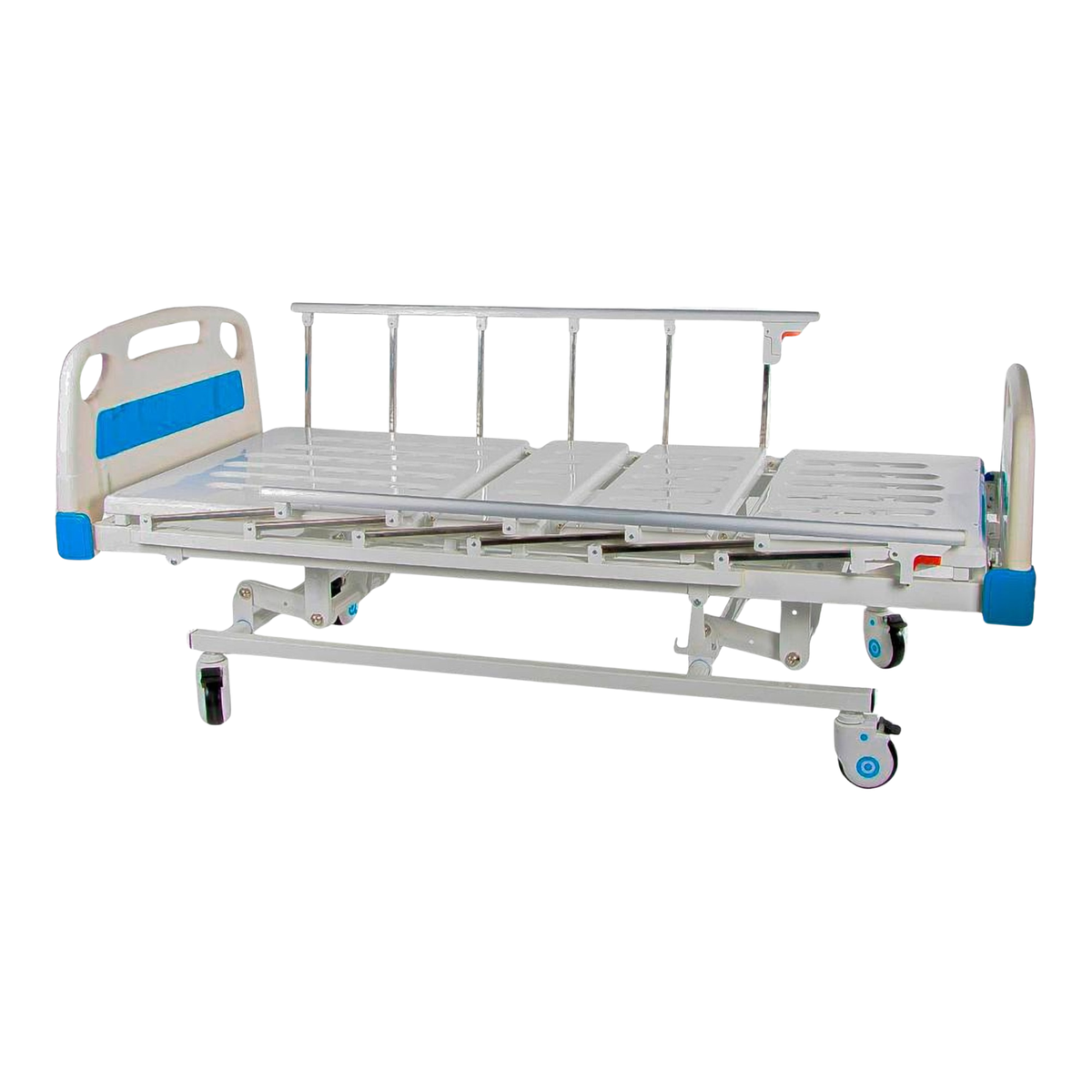 Catre clínico manual con barandas de aluminio, cabecera y piecera blancas con detalles azules y ruedas con freno