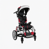 Coche neurológico Trak rojo visto de tres cuartos, con capota desplegada y cabezal contorneado