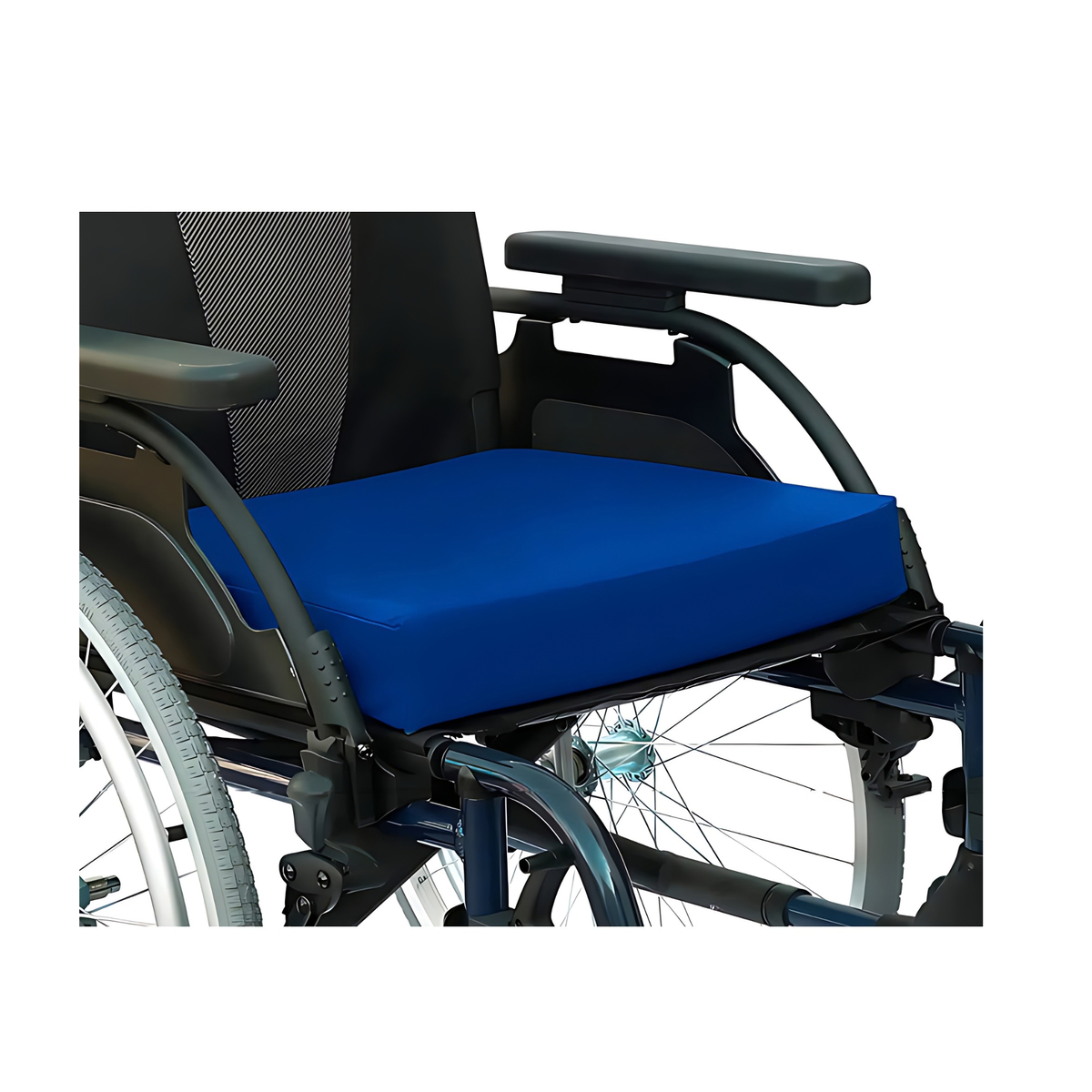 Cojín azul instalado sobre el asiento de una silla de ruedas