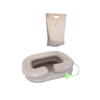 Lavapelo inflable beige con bolsa de agua y ducha verde conectadas por una manguera