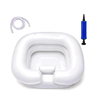 Lavapelo inflable blanco visto desde arriba con apoyo para el cuello, manguera de drenaje e inflador manual
