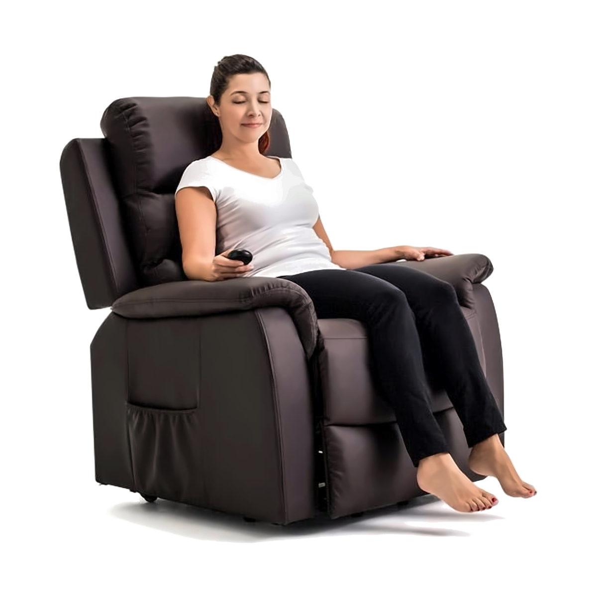 Mujer descansando con los ojos cerrados en el sillón café reclinado, con las piernas en alto.