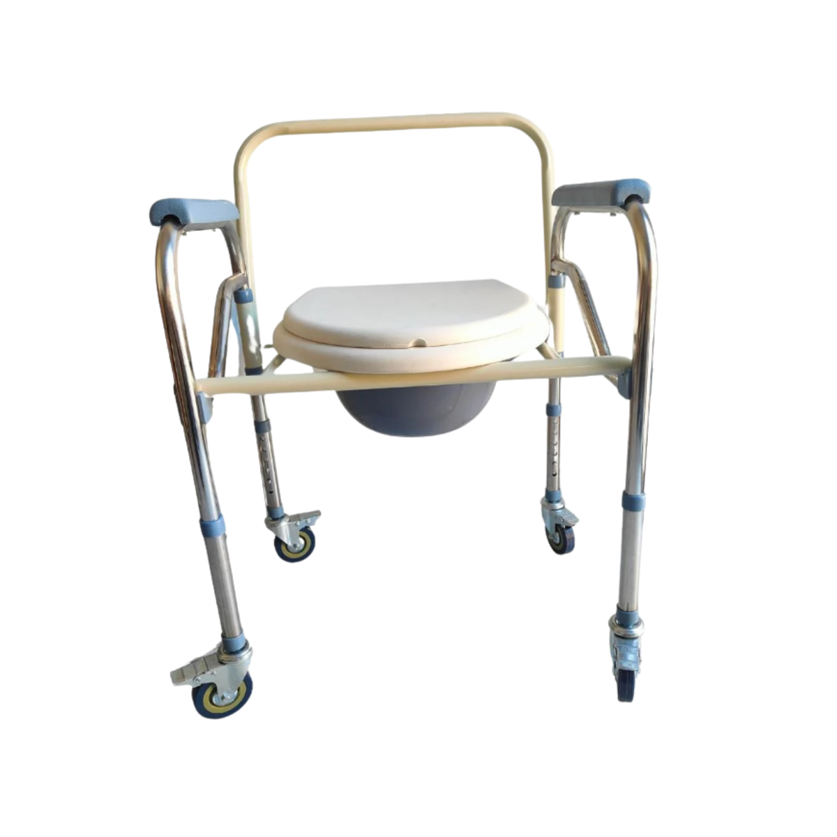 Silla de baño con ruedas vista de frente, con la tapa cerrada sobre el asiento