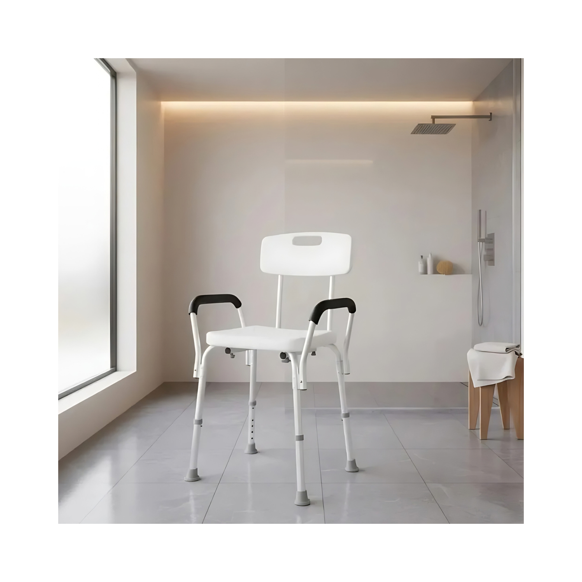 Silla de ducha con respaldo y apoyabrazos ubicada dentro de una ducha amplia