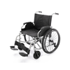 Silla de ruedas bariátrica de acero con asiento ancho negro, vista de frente en diagonal