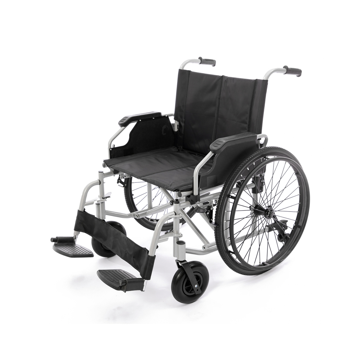 Silla de ruedas bariátrica de acero con asiento ancho negro, vista de frente en diagonal