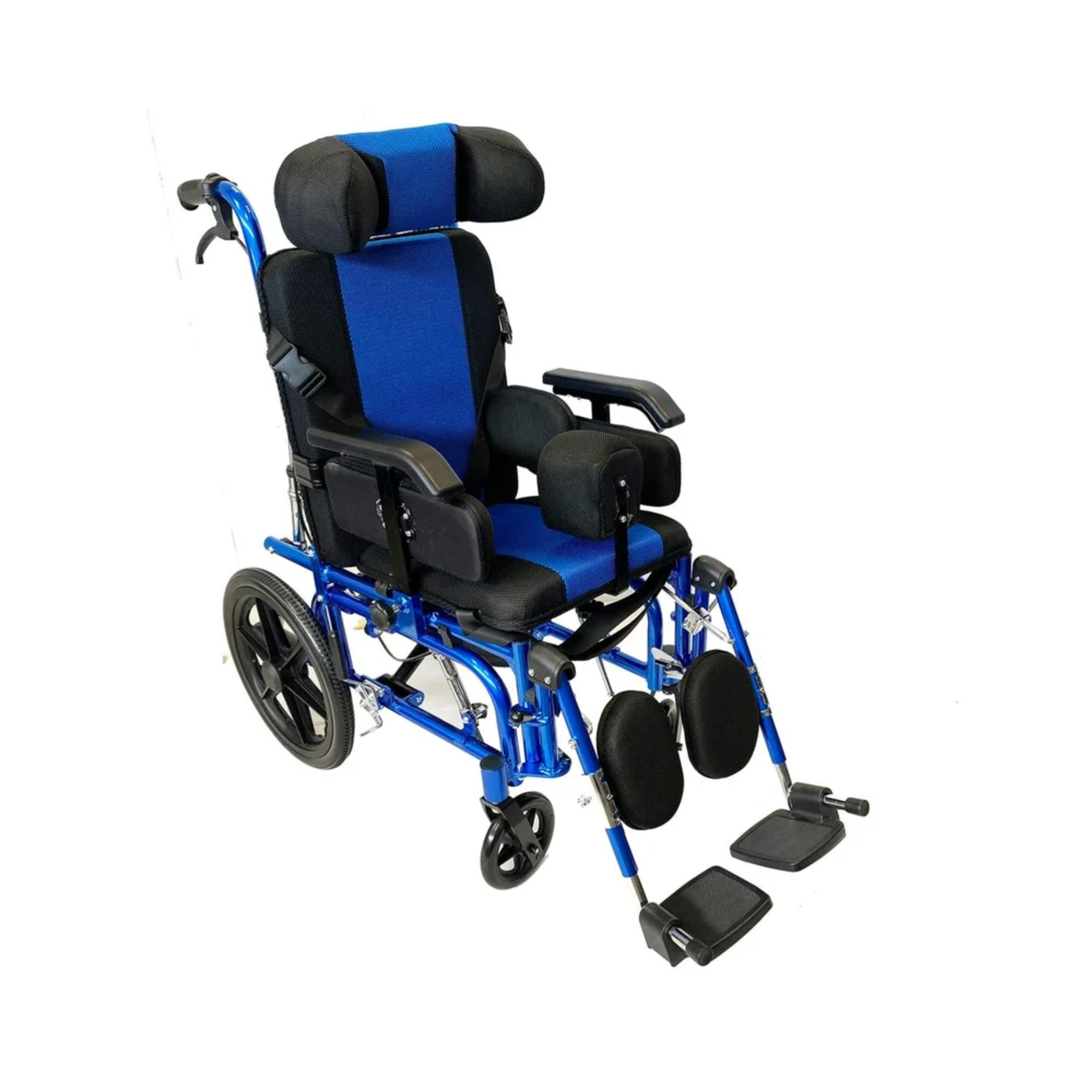 Silla de ruedas neurológica pediátrica azul con cabecero, apoyos laterales y apoyapiés elevados, vista tres cuartos