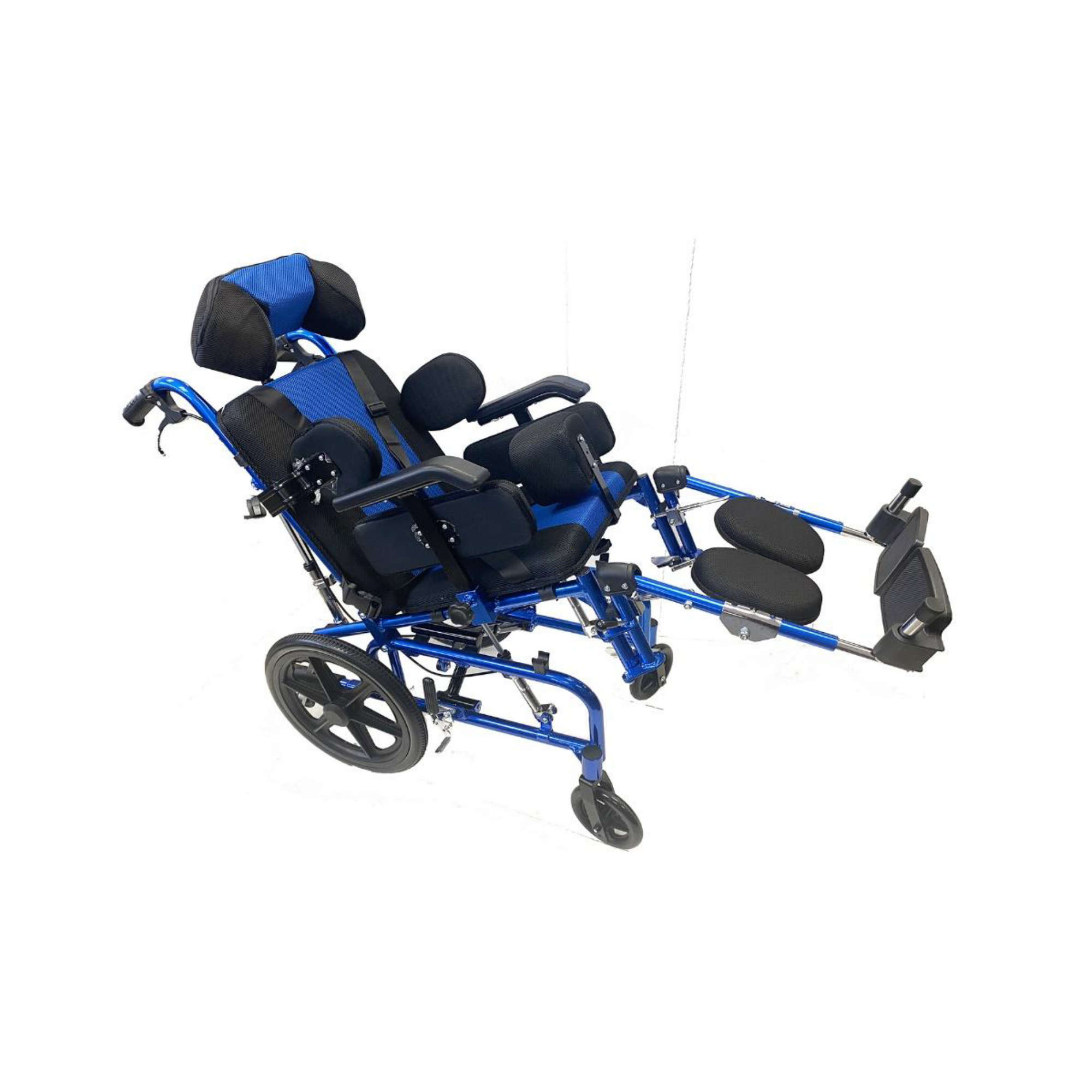 Silla de ruedas pediátrica con el respaldo reclinado y las pierneras elevadas