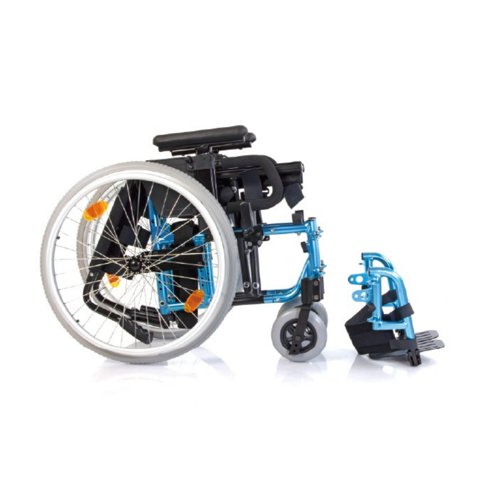 Silla con el respaldo plegado y una piernera desmontada a un costado, lista para transportar