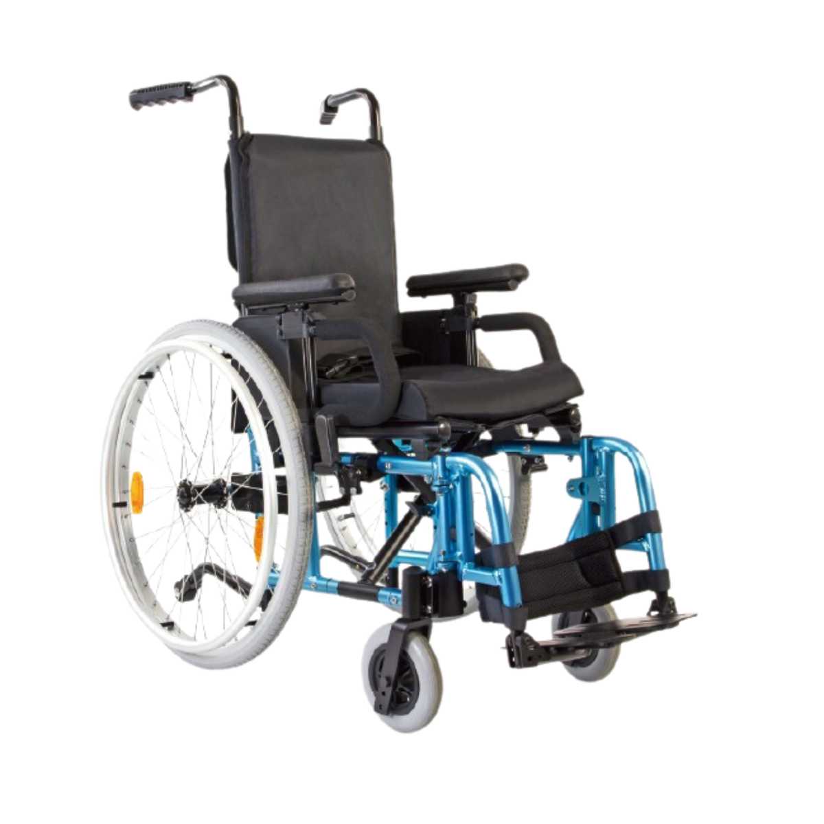 Silla de ruedas pediátrica con marco de aluminio azul, tapiz negro y ruedas traseras grandes, vista en tres cuartos