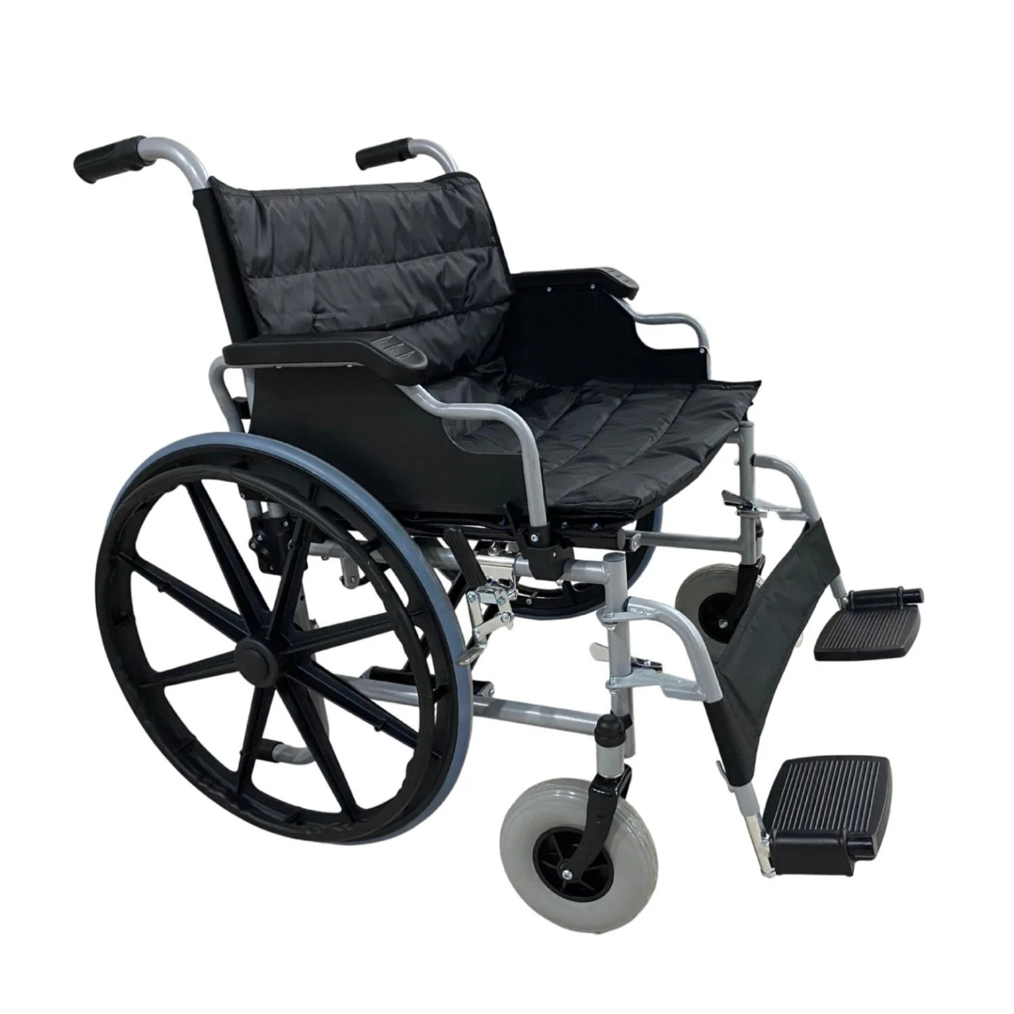 Silla de ruedas bariátrica de asiento ancho con cojín acolchado, vista frontal en tres cuartos