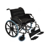 Silla de ruedas bariátrica de tapiz negro y estructura plateada, vista en tres cuartos
