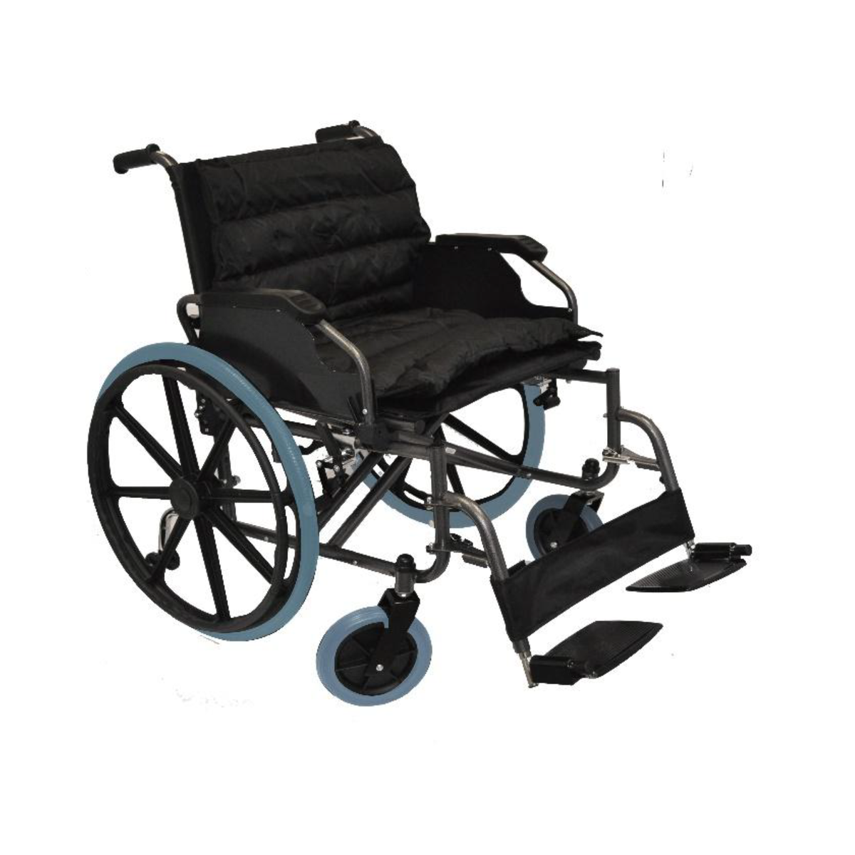Silla de ruedas bariátrica de tapiz negro y estructura plateada, vista en tres cuartos