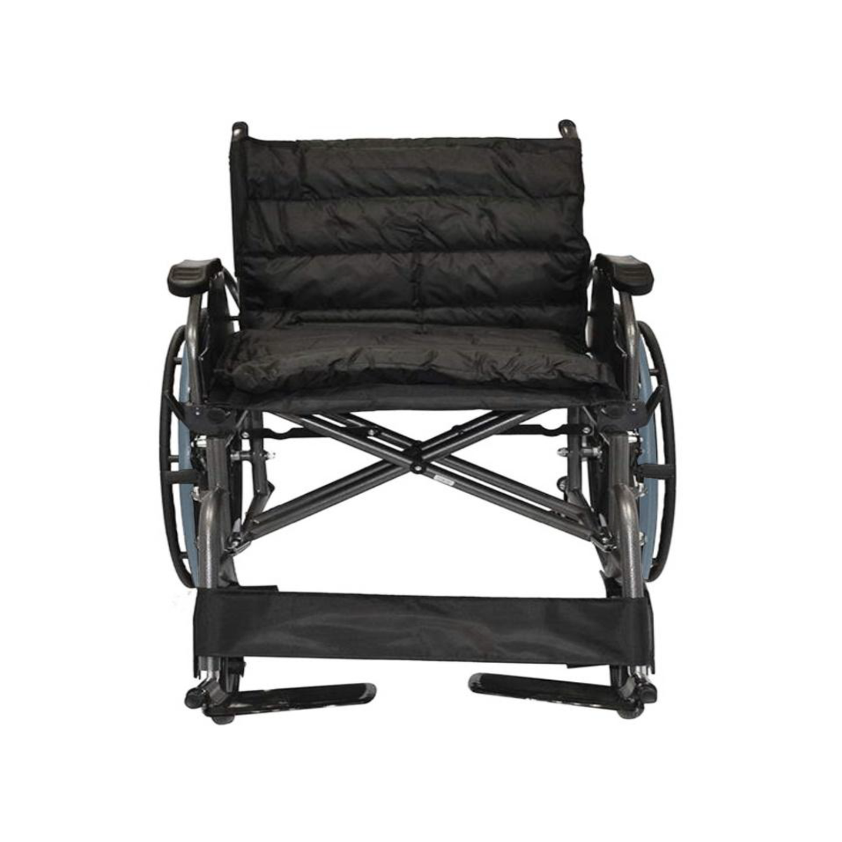 Vista frontal de la silla de ruedas bariátrica, con asiento ancho y cojín acolchado instalado