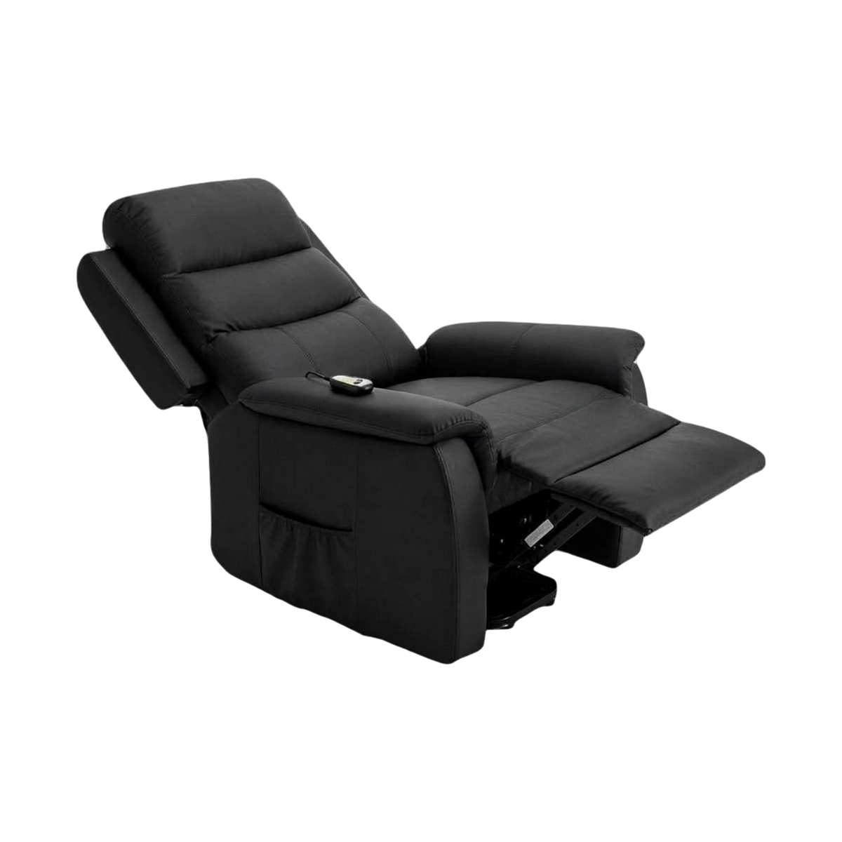Sillón negro reclinado con el reposapiés extendido y el control sobre el apoyabrazos.